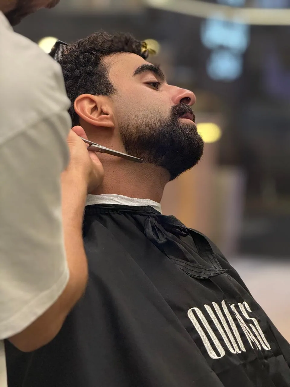 تحديد اللحية بالمقص في أويس